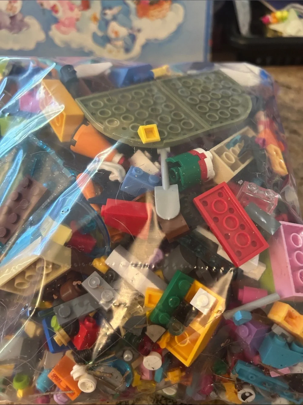 2lbs. Lego misc. pieces with two mini figures, Lot C - Picture 3 of 4